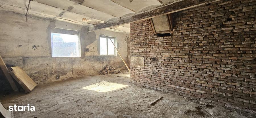Casă cu 6 camere cu Teren 5766 Mp în Variaș