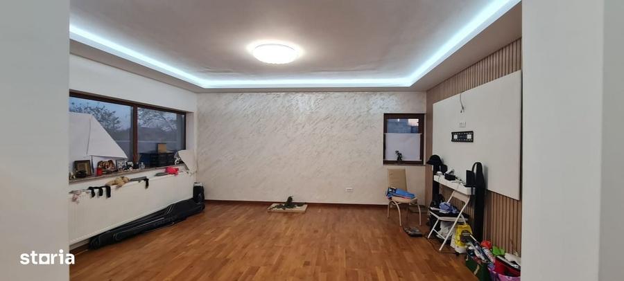 Casă cu 4 camere în Olteni