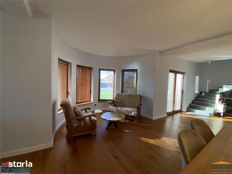 Casă cu 6 camere cu Teren 923 Mp în Târnova