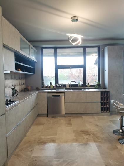 Apartament cu 3 camere decomandat, mobilat în Europa