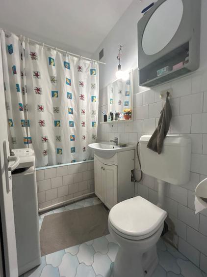 Apartament cu 3 camere semidecomandat, mobilat în Micro 16