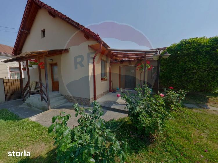 Casă cu 4 camere cu Teren 1439 Mp în Central