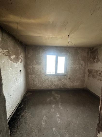 Apartament cu 3 camere decomandat în Croici
