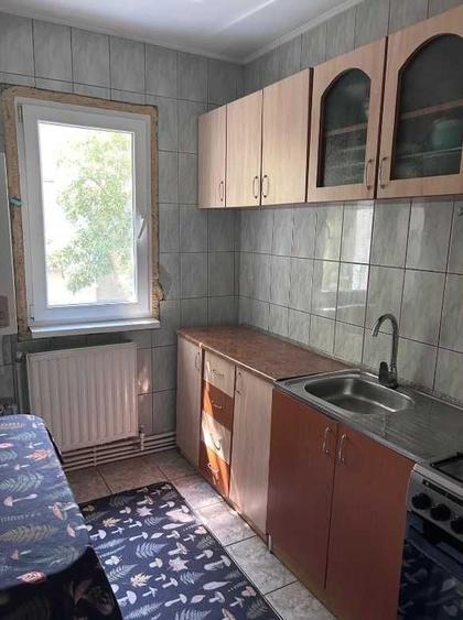 Apartament cu 3 camere semidecomandat în Podu Roș