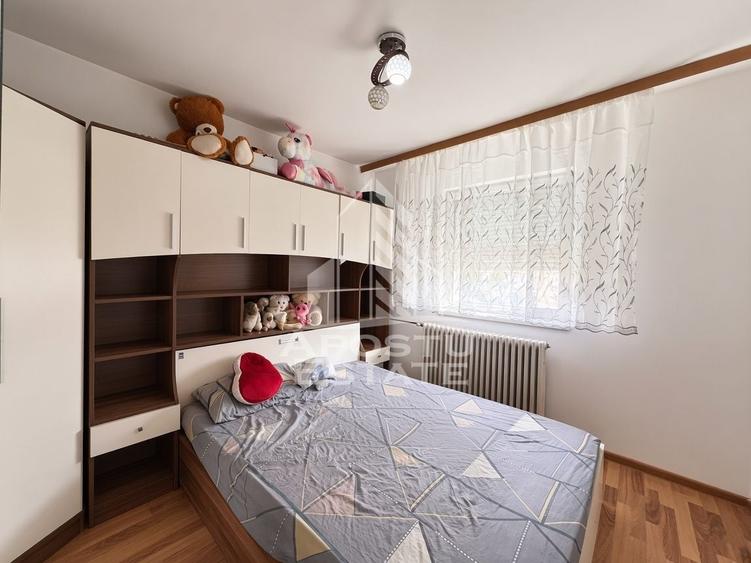 Apartament cu 3 camere semidecomandat, mobilat în Dacia