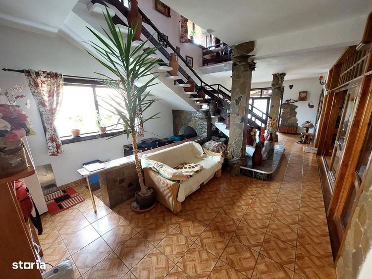 Casă cu 4 camere în Teiș