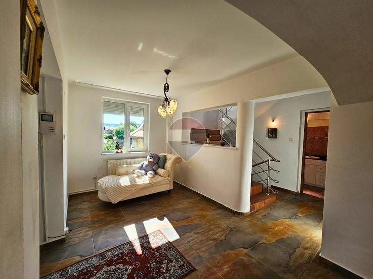 Duplex cu 7 camere cu Teren 386 Mp în Bănești