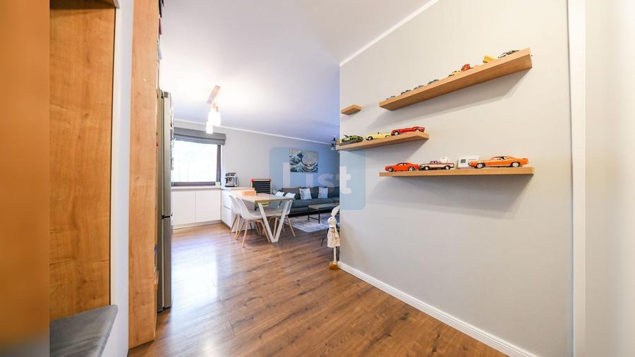 Apartament cu 3 camere semidecomandat, mobilat în Europa