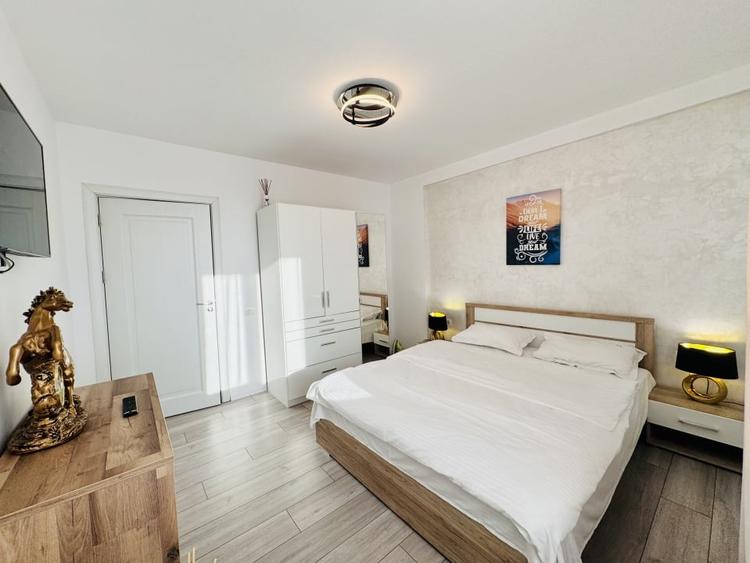 Apartament cu 3 camere semidecomandat, mobilat în Est