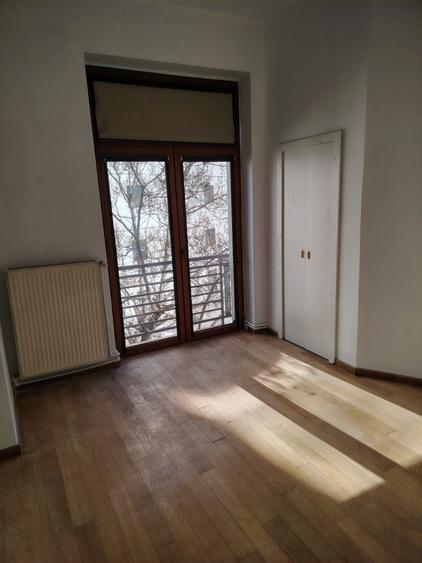 Apartament cu 6 camere decomandat, mobilat în Victoriei