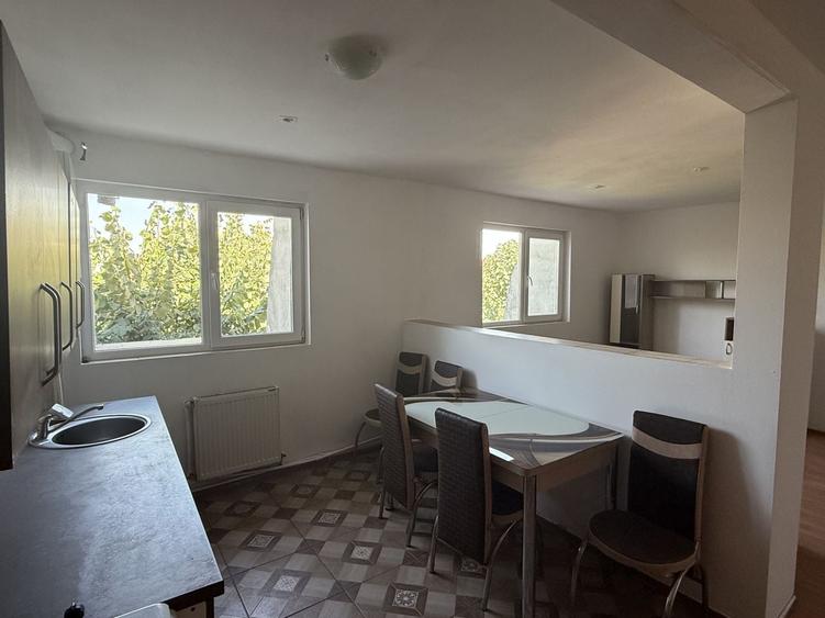 Apartament cu 4 camere semidecomandat, mobilat în Aradului