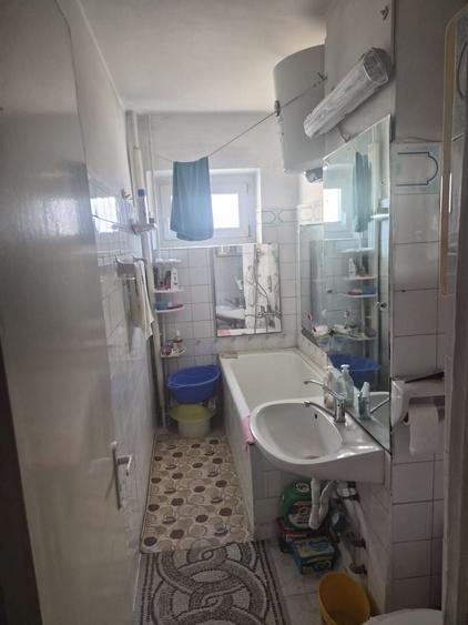Apartament cu 3 camere semidecomandat, mobilat în Girocului