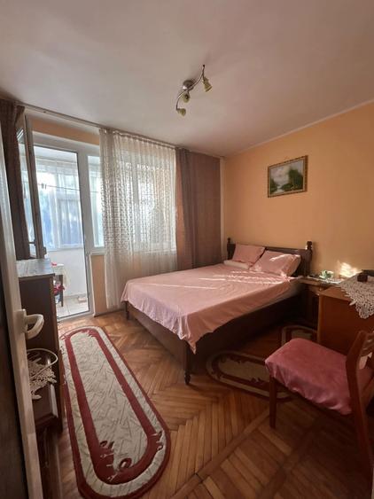 Apartament cu 3 camere semidecomandat, mobilat în Micro 16