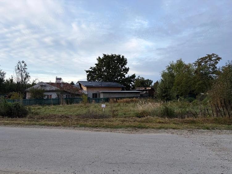 Teren de 1015 mp, în Scorțeni