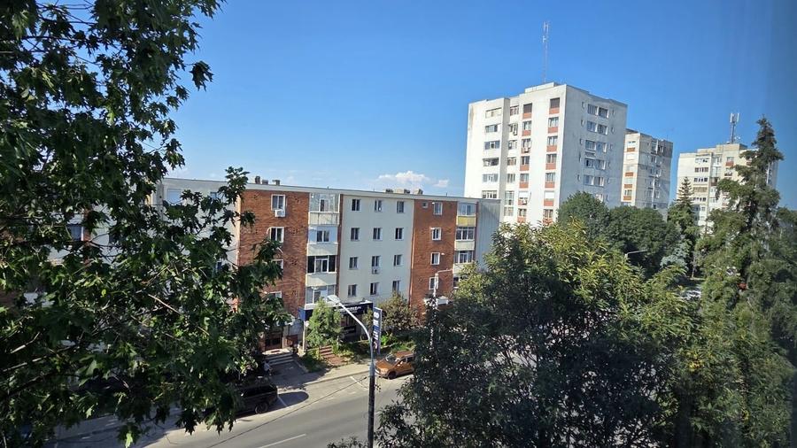 Apartament cu 4 camere semidecomandat, mobilat în Trivale