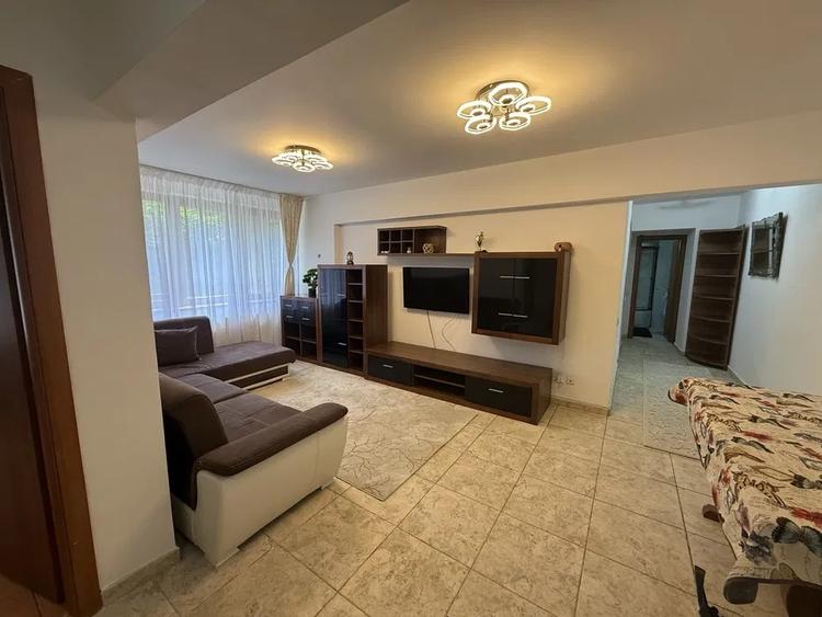 Apartament cu 3 camere semidecomandat, mobilat în P-ța Unirii