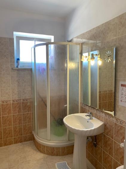 Casă individuală cu 12 camere cu Canalizare în Nord
