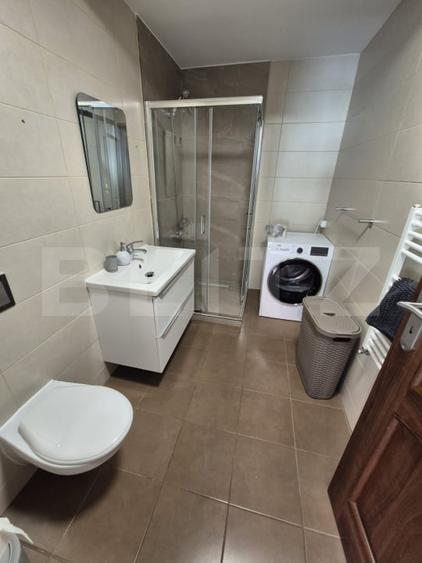 Apartament cu 3 camere semidecomandat, mobilat în Central