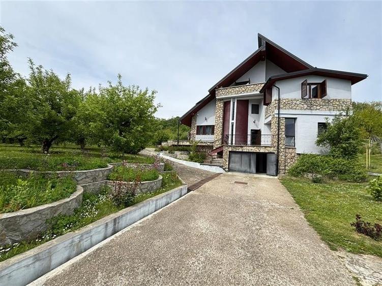 Casă individuală cu 8 camere cu Teren 7788 Mp în Exterior Nord