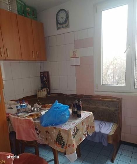 Apartament cu 4 camere decomandat, mobilat în Berceni