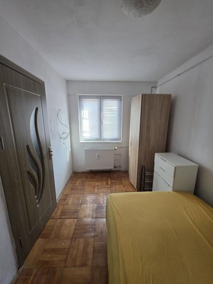 Garsonieră decomandată în Intim