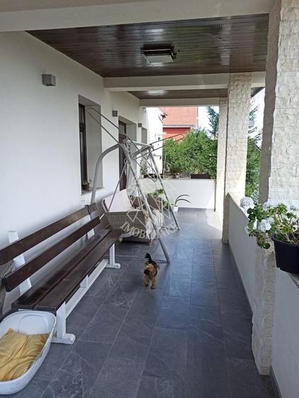 Casă individuală cu 6 camere cu Canalizare în Vest