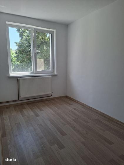 Apartament cu 3 camere semidecomandat în George Enescu