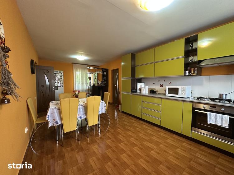 Casă cu 6 camere cu Teren 2250 Mp în Fulga