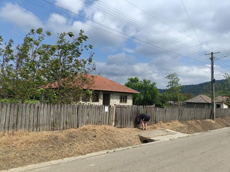 Casă cu 4 camere în Crețești