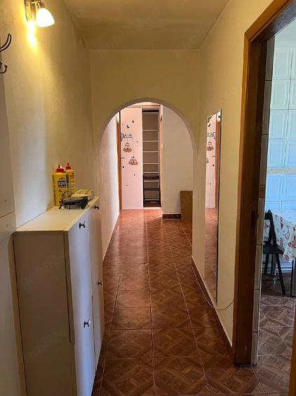 Apartament cu 3 camere semidecomandat în Ferentari
