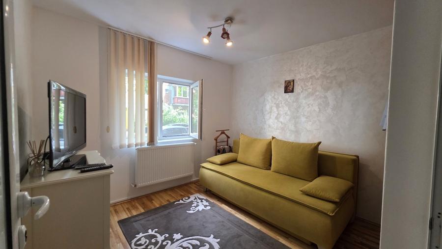 Apartament cu 3 camere decomandat, mobilat în Aradului