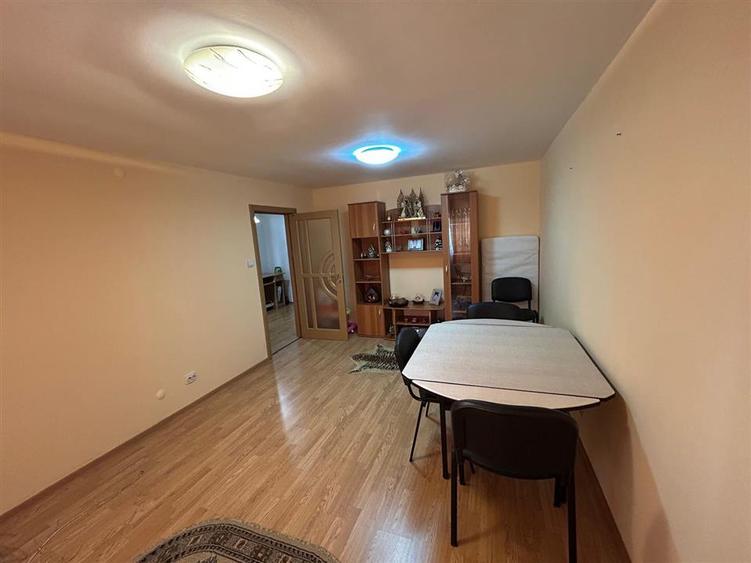 Apartament cu 3 camere decomandat, mobilat în Brăilei