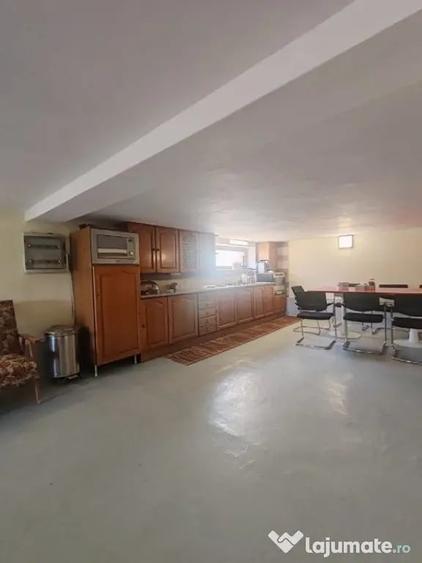 Casă cu 7 camere cu Teren 1000 Mp în Văleni
