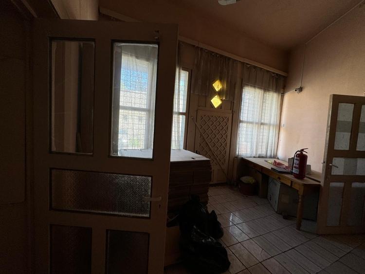 Casă individuală cu 7 camere cu Canalizare în Ultracentral