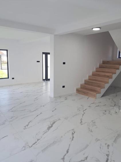 Casă cu 4 camere cu Teren 200 Mp în Est