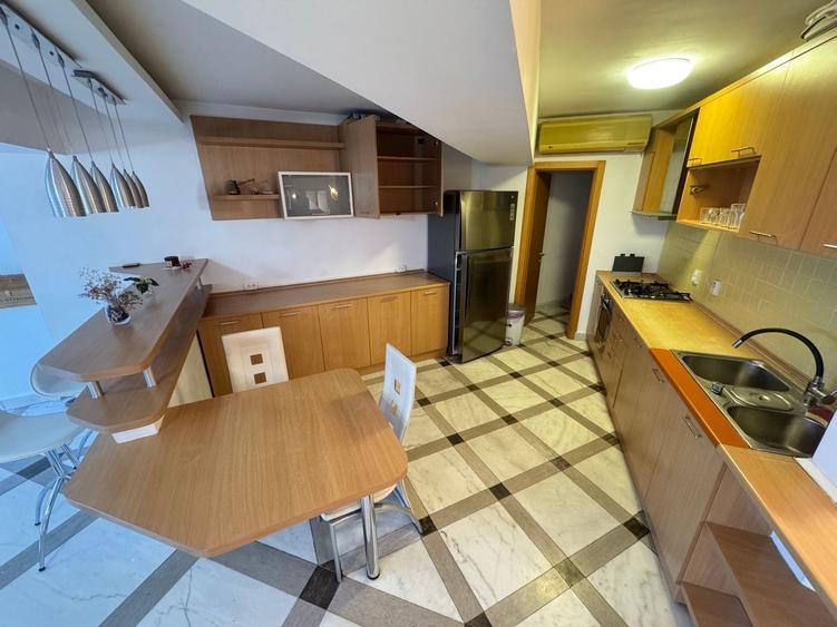 Apartament cu 3 camere decomandat, mobilat în Faleza Nord