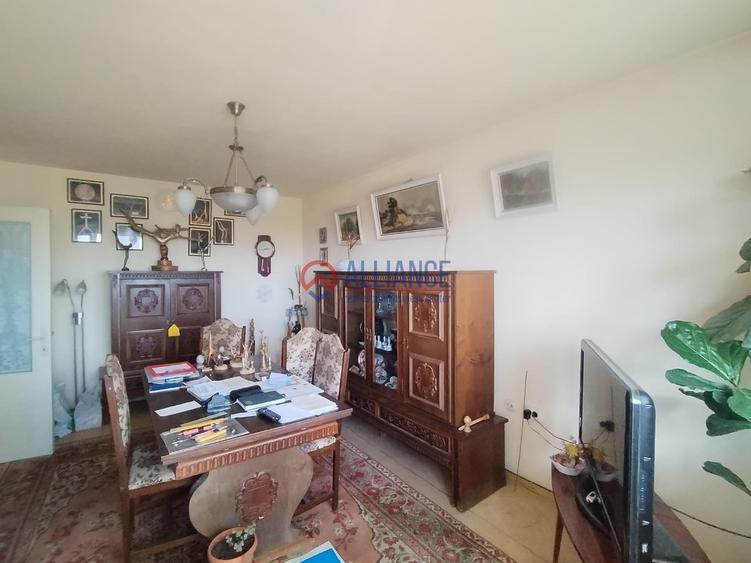 Apartament cu 4 camere decomandat în Casa de Cultură