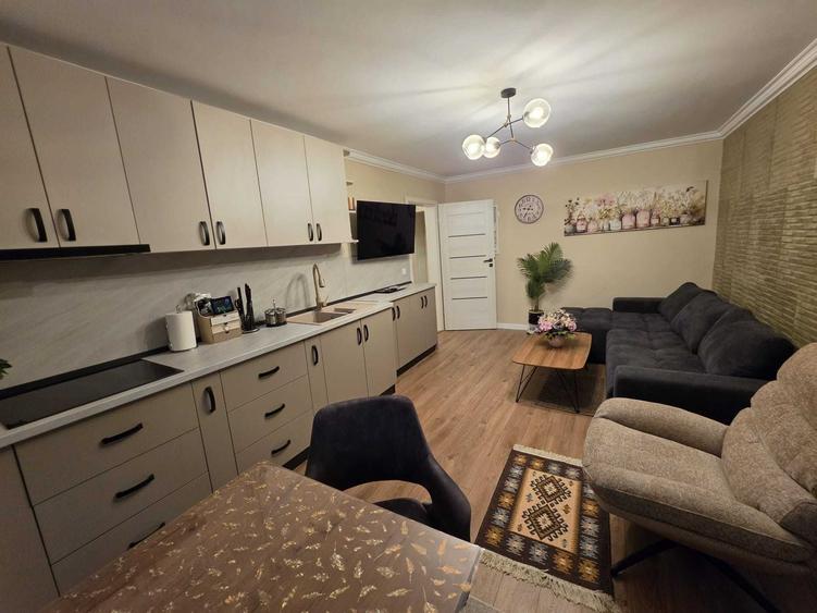 Apartament cu 3 camere decomandat în Central
