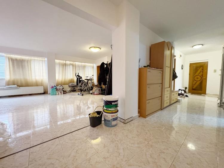 Apartament cu 3 camere decomandat, mobilat în Soarelui