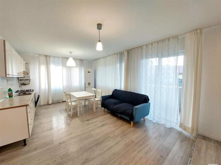 Apartament cu 3 camere semidecomandat, mobilat în Florești