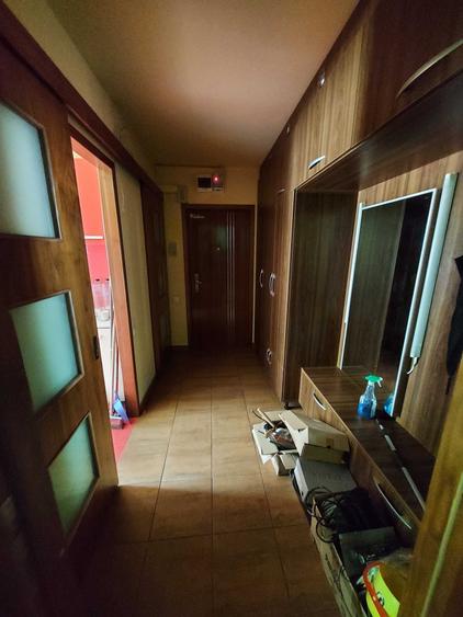 Apartament cu 3 camere semidecomandat în Tineretului