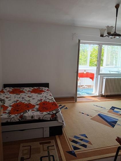 Inchiriez apartament cu 3 camere - 1
