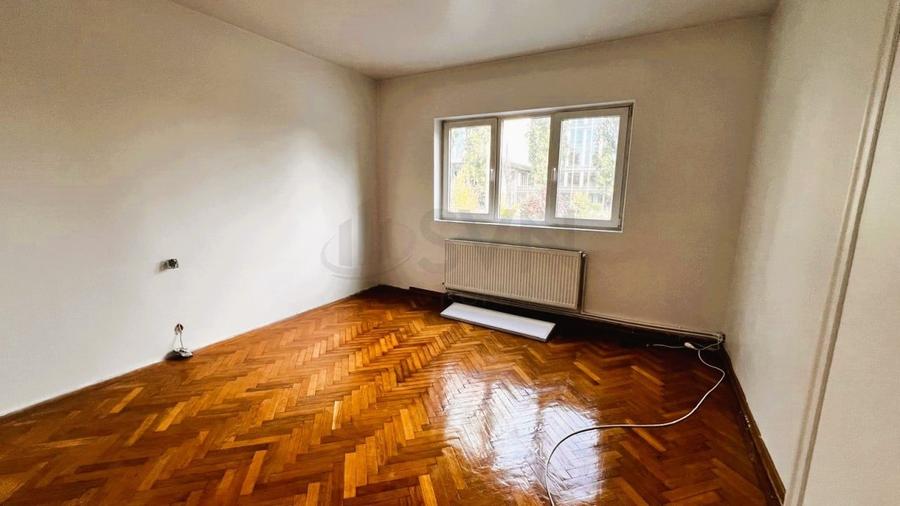 Casă individuală cu 8 camere cu Canalizare în Domenii