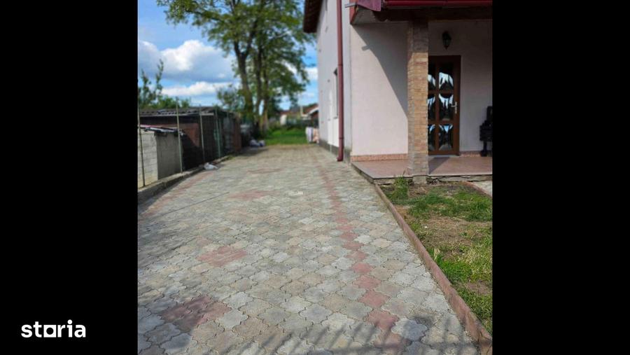 Casă cu 4 camere cu Teren 559 Mp în Podu Roș