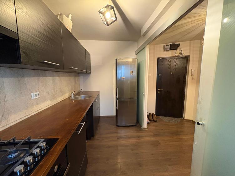 Apartament cu 3 camere semidecomandat în Tineretului
