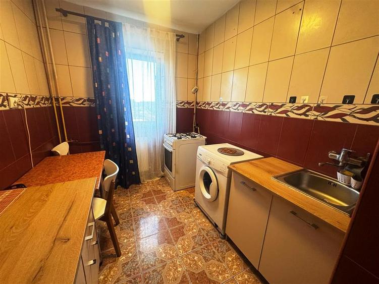 Apartament cu 3 camere decomandat, mobilat în Republicii