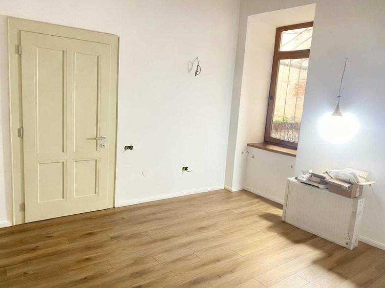 Apartament cu 3 camere semidecomandat în Lotrioara