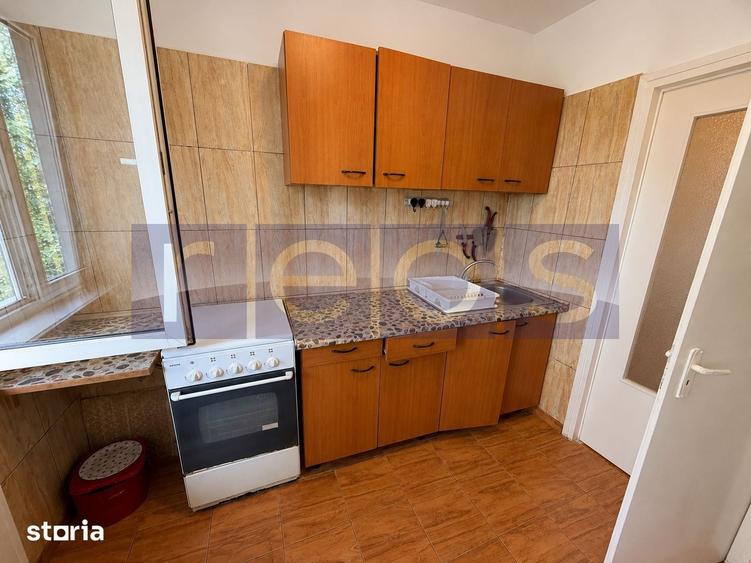 Apartament cu 3 camere semidecomandat în Giulești