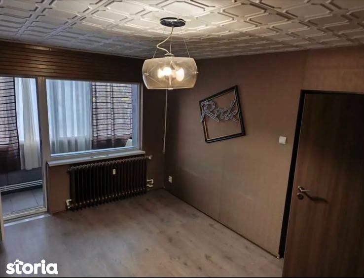 Apartament cu 3 camere semidecomandat în Podu Roș