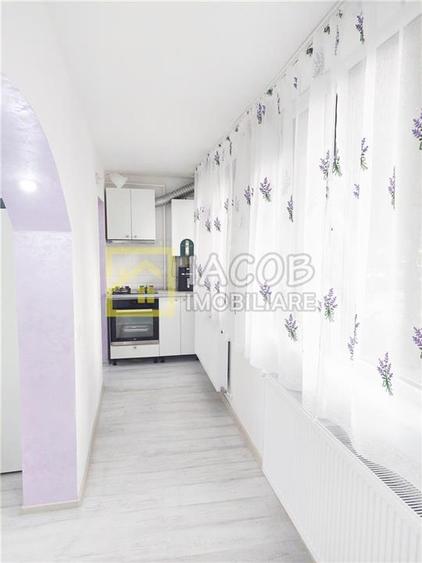 Apartament cu 3 camere decomandat în Republicii